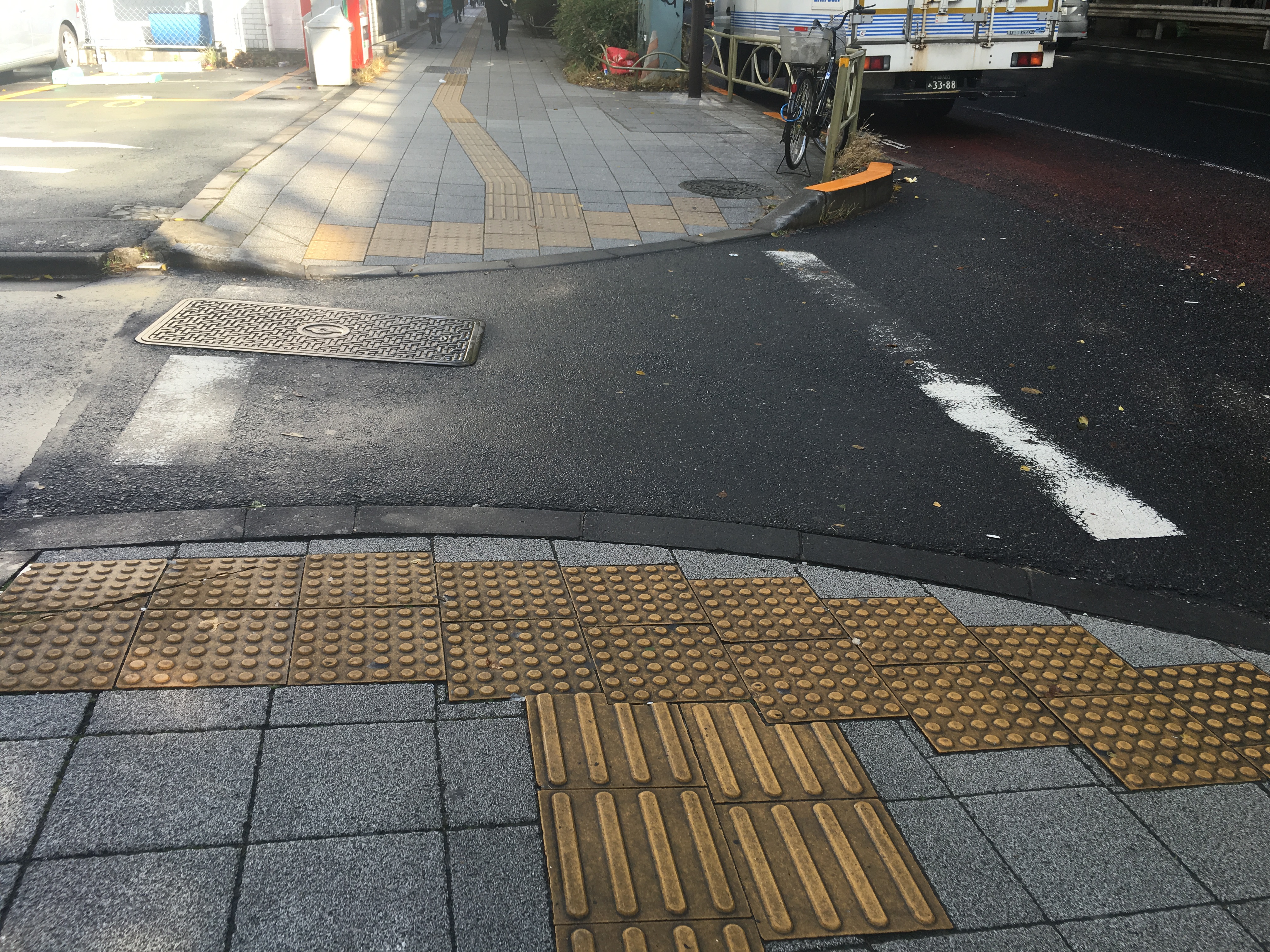 雨の日に自転車で点字ブロックを踏むのは危険