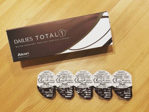 style of tennis alcon contact lens daily total one